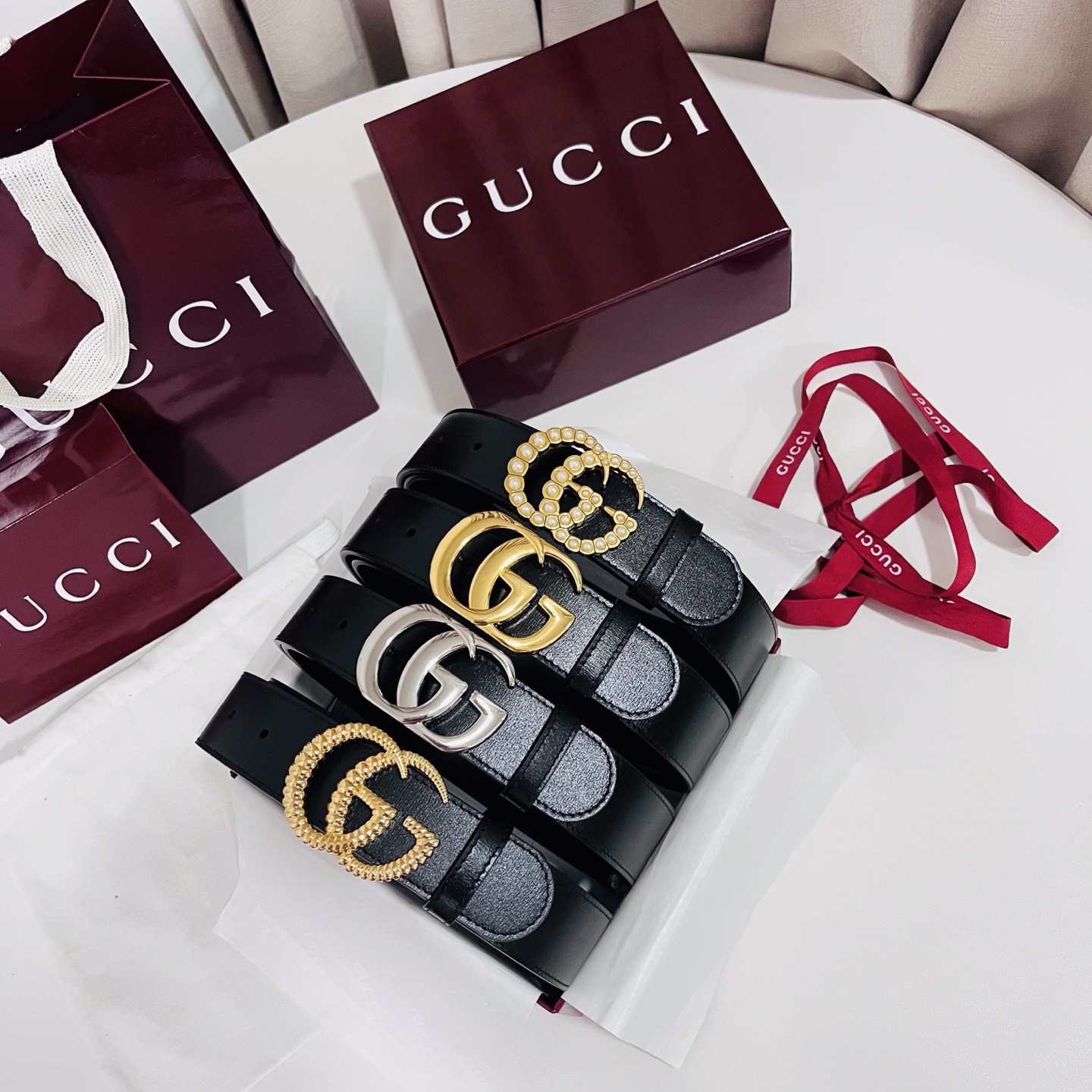 新款 Generation Gucci古驰世代系列深入探索品牌的典藏元素，将不同世代的设计融合为统一的美