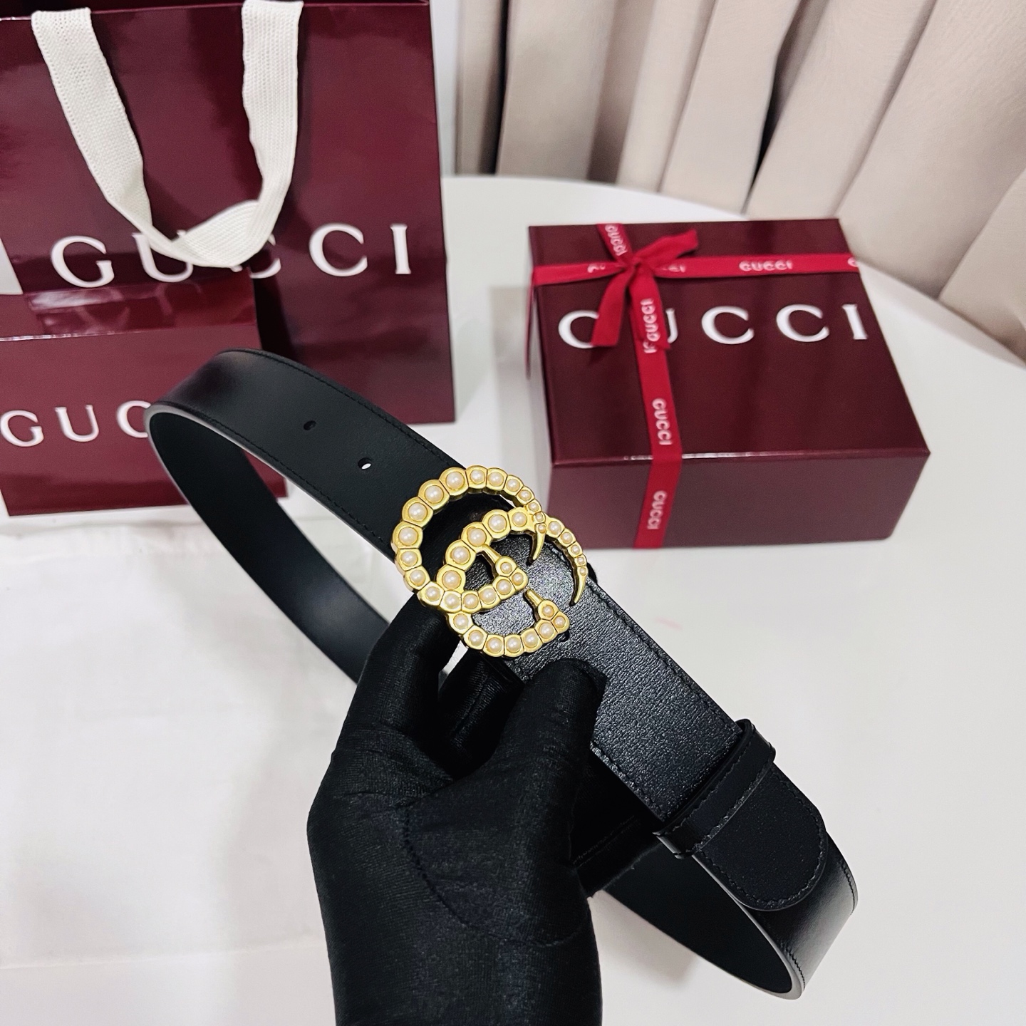 新款 Generation Gucci古驰世代系列深入探索品牌的典藏元素，将不同世代的设计融合为统一的美