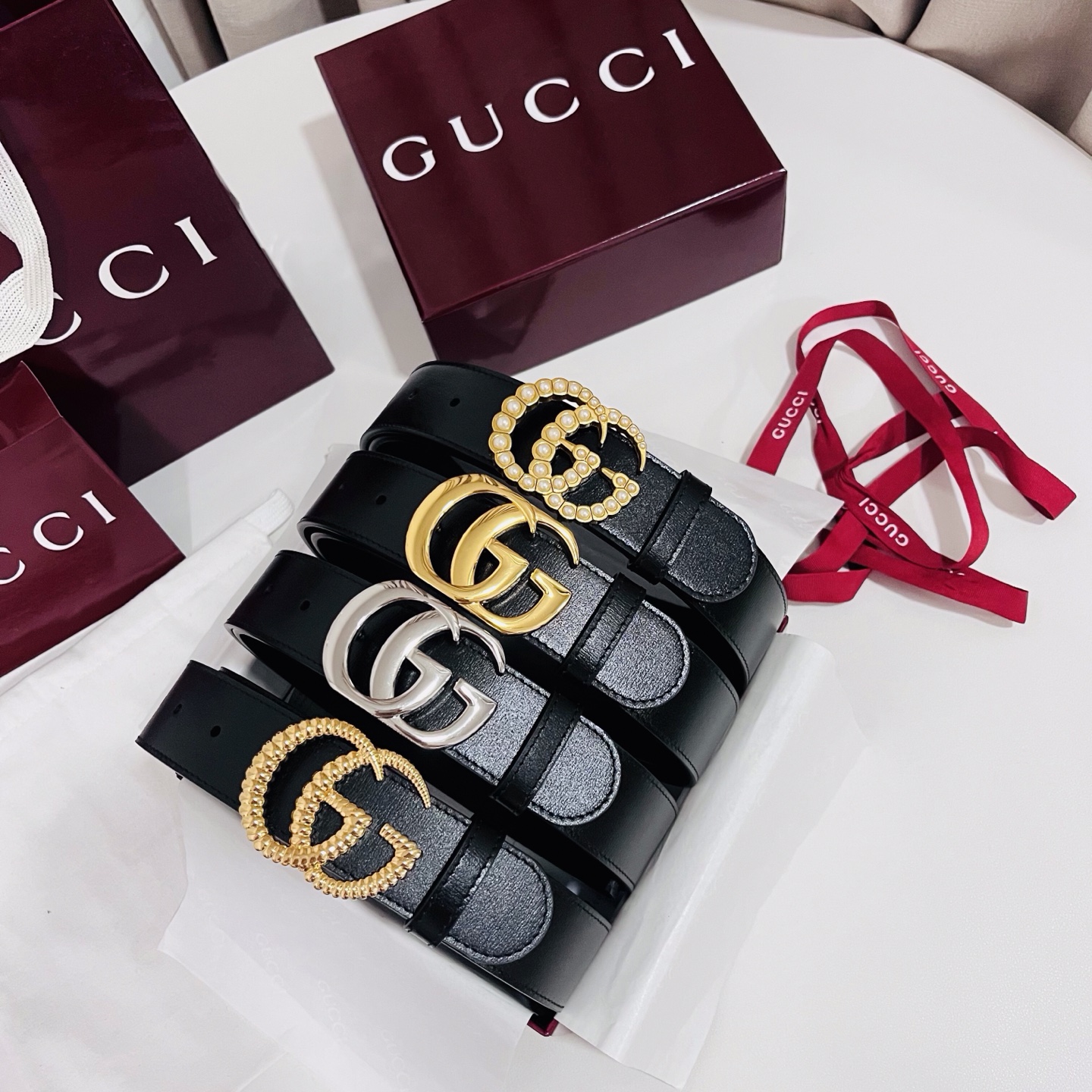 新款 Generation Gucci古驰世代系列深入探索品牌的典藏元素，将不同世代的设计融合为统一的美