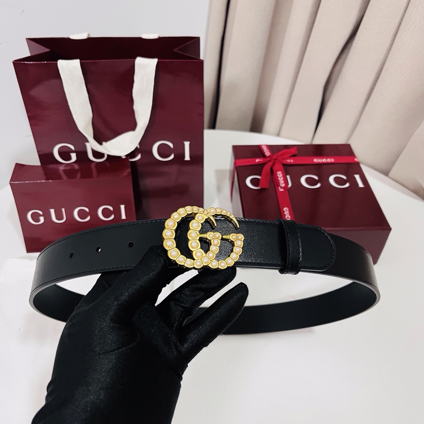 新款 Generation Gucci古驰世代系列深入探索品牌的典藏元素，将不同世代的设计融合为统一的美