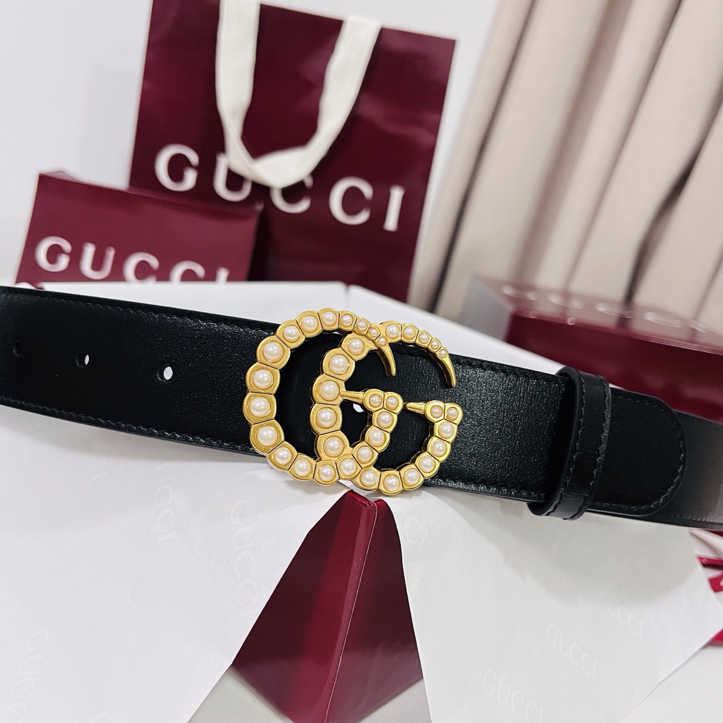 新款 Generation Gucci古驰世代系列深入探索品牌的典藏元素，将不同世代的设计融合为统一的美