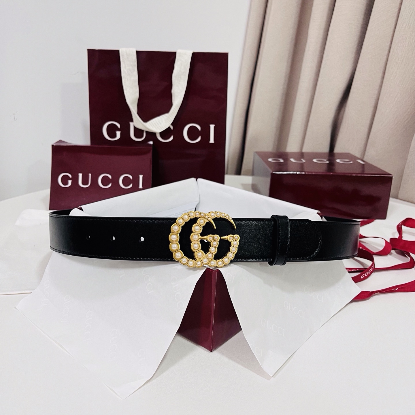 新款 Generation Gucci古驰世代系列深入探索品牌的典藏元素，将不同世代的设计融合为统一的美