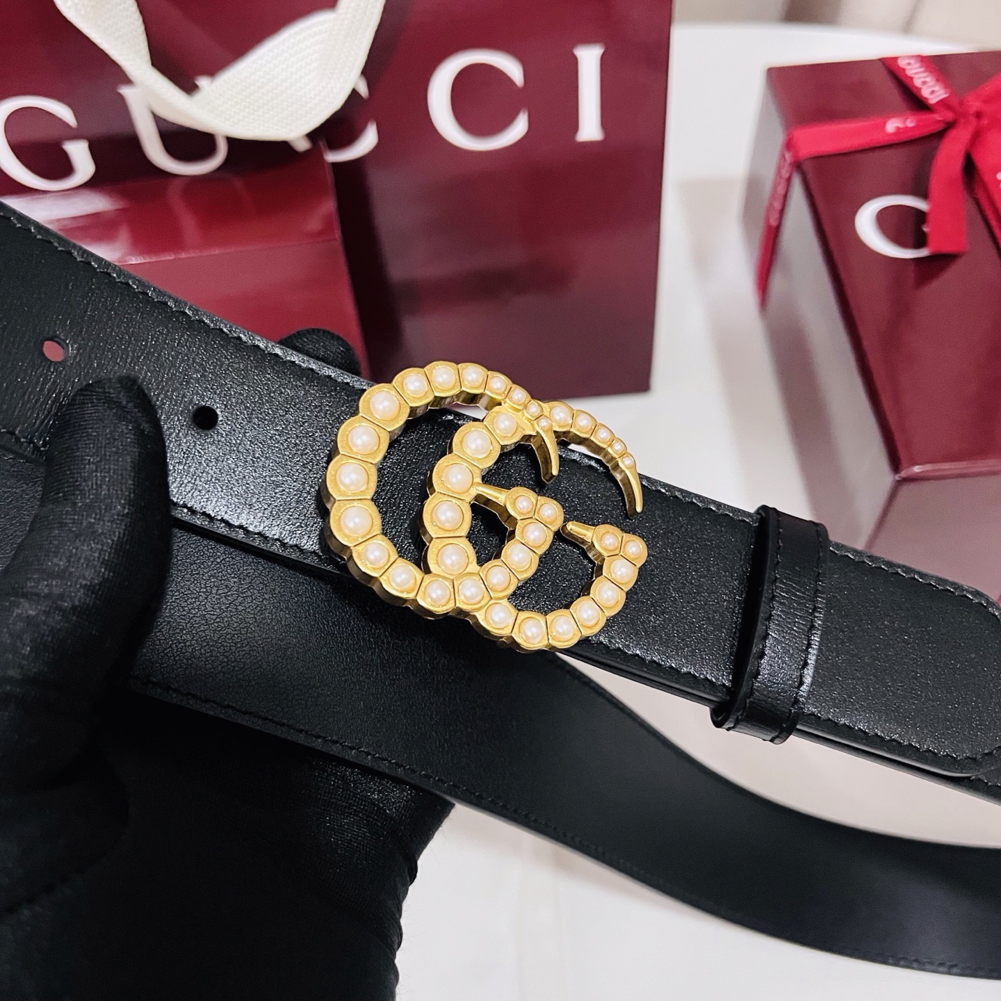 新款 Generation Gucci古驰世代系列深入探索品牌的典藏元素，将不同世代的设计融合为统一的美