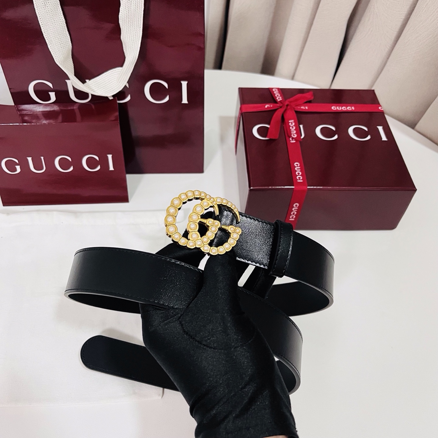 新款 Generation Gucci古驰世代系列深入探索品牌的典藏元素，将不同世代的设计融合为统一的美