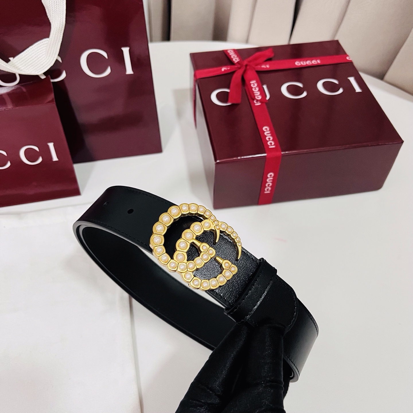 新款 Generation Gucci古驰世代系列深入探索品牌的典藏元素，将不同世代的设计融合为统一的美