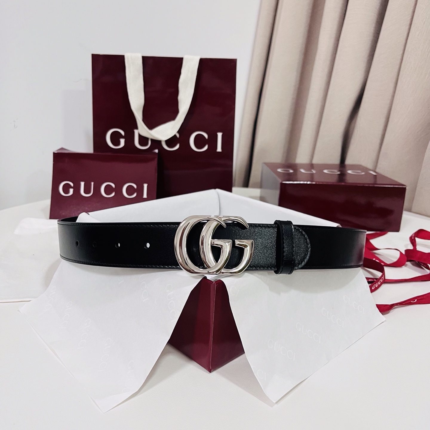 新款 Generation Gucci古驰世代系列深入探索品牌的典藏元素，将不同世代的设计融合为统一的美