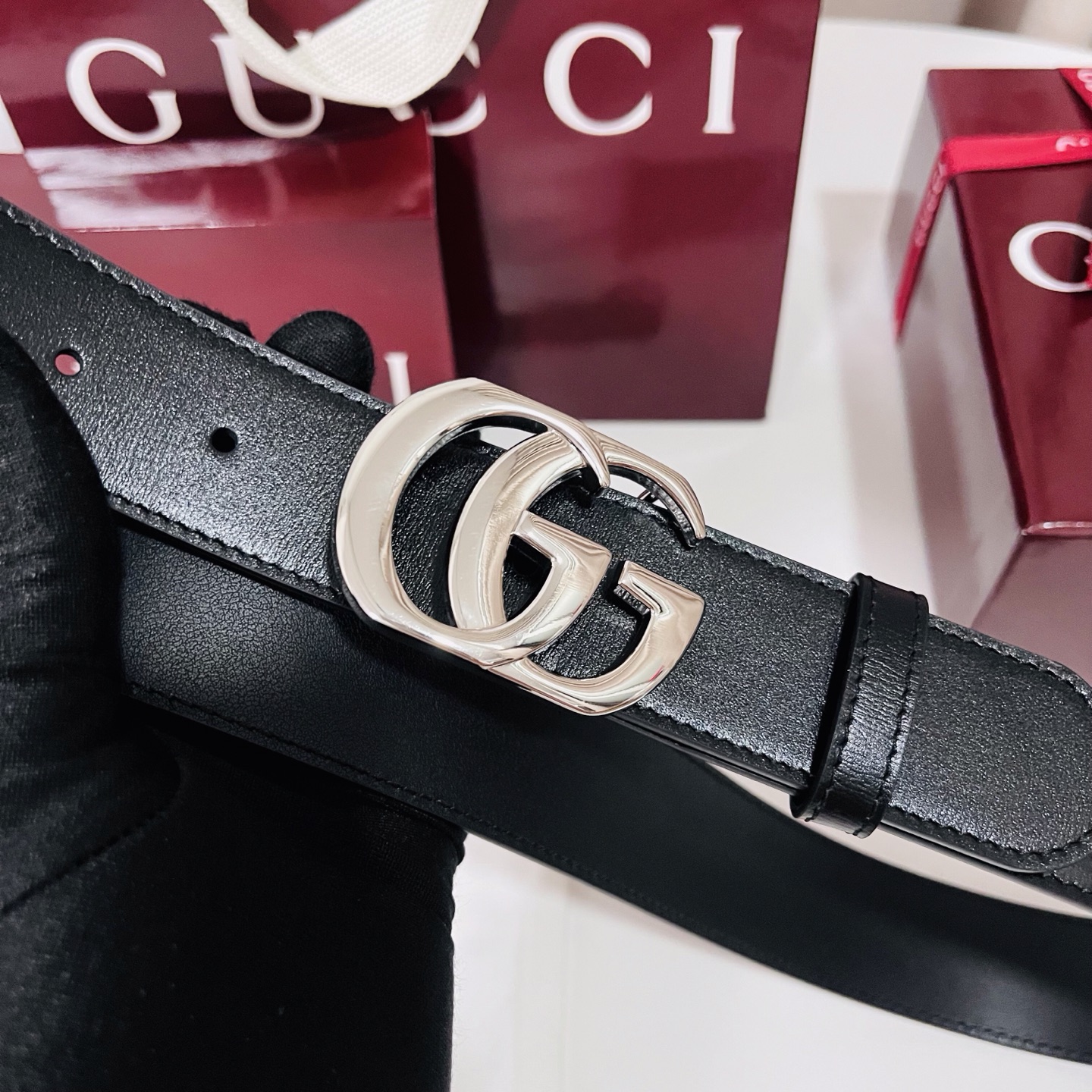 新款 Generation Gucci古驰世代系列深入探索品牌的典藏元素，将不同世代的设计融合为统一的美