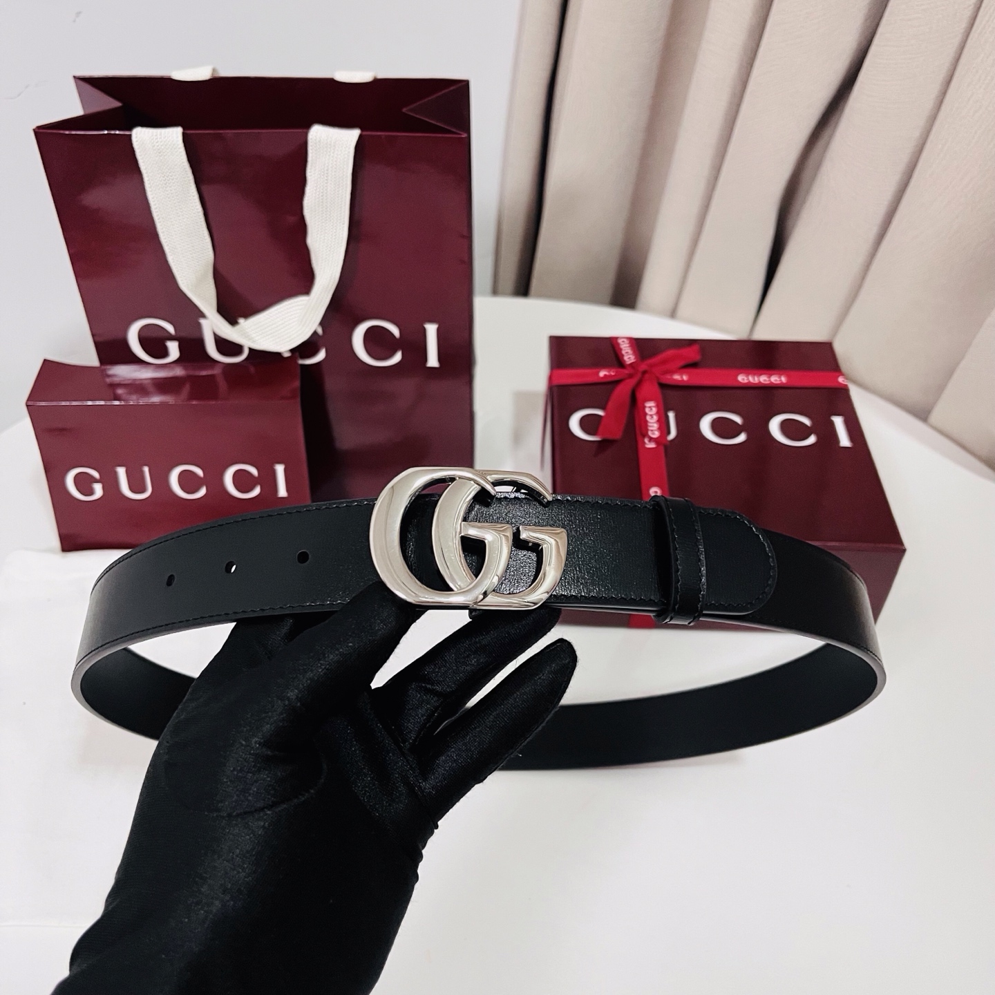 新款 Generation Gucci古驰世代系列深入探索品牌的典藏元素，将不同世代的设计融合为统一的美