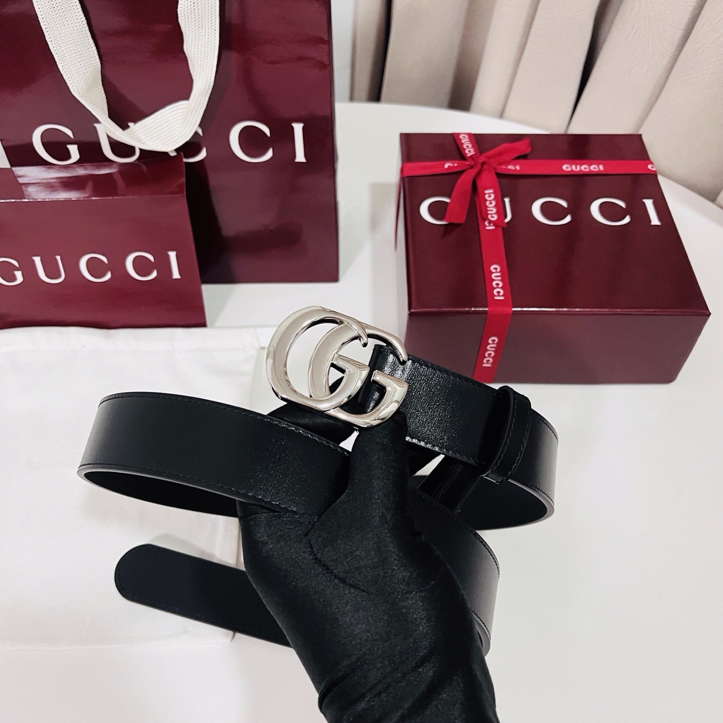 新款 Generation Gucci古驰世代系列深入探索品牌的典藏元素，将不同世代的设计融合为统一的美