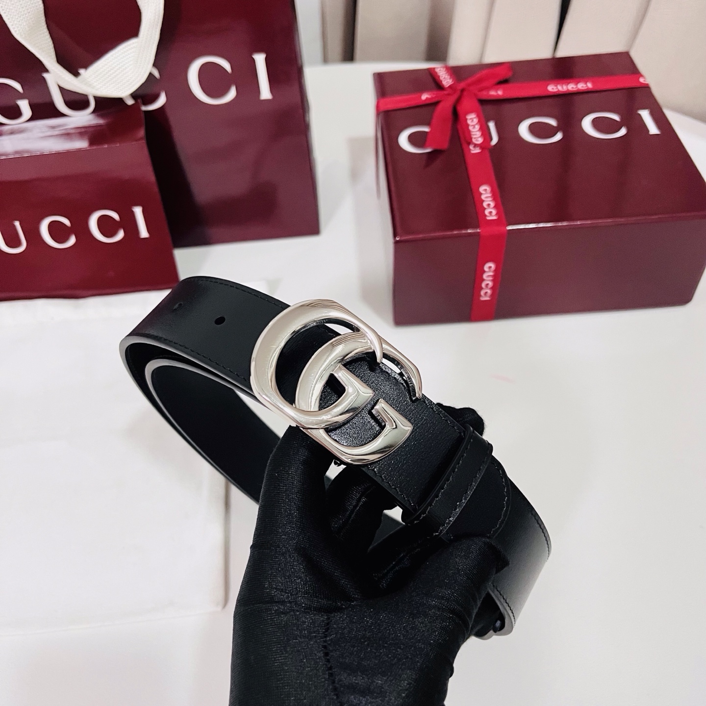 新款 Generation Gucci古驰世代系列深入探索品牌的典藏元素，将不同世代的设计融合为统一的美