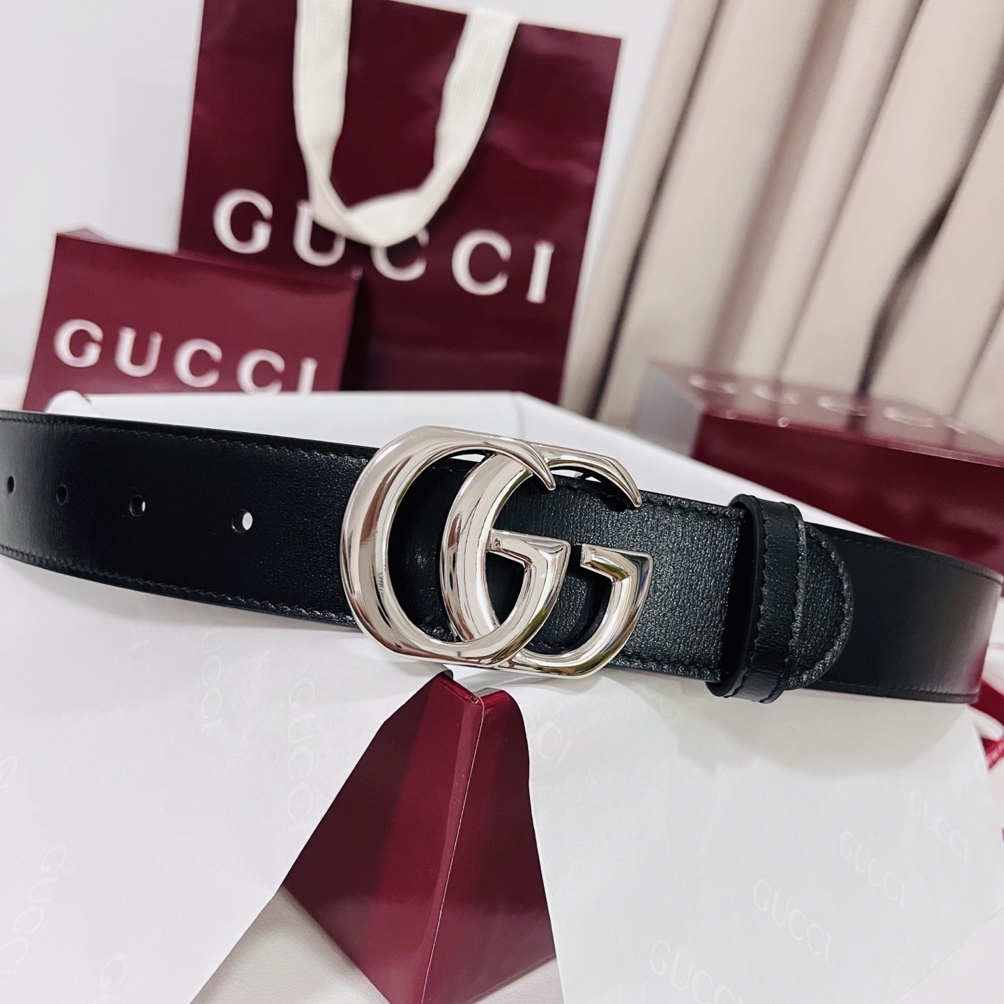 新款 Generation Gucci古驰世代系列深入探索品牌的典藏元素，将不同世代的设计融合为统一的美