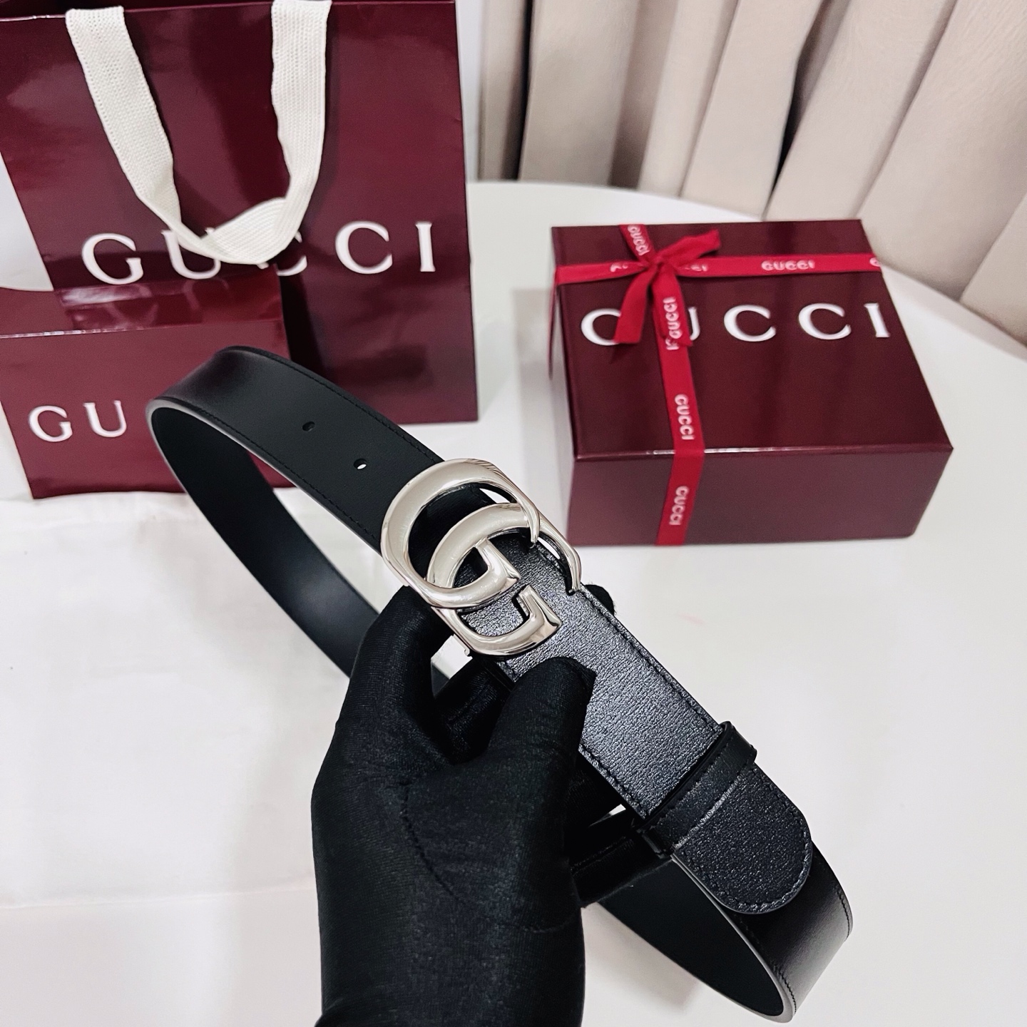 新款 Generation Gucci古驰世代系列深入探索品牌的典藏元素，将不同世代的设计融合为统一的美
