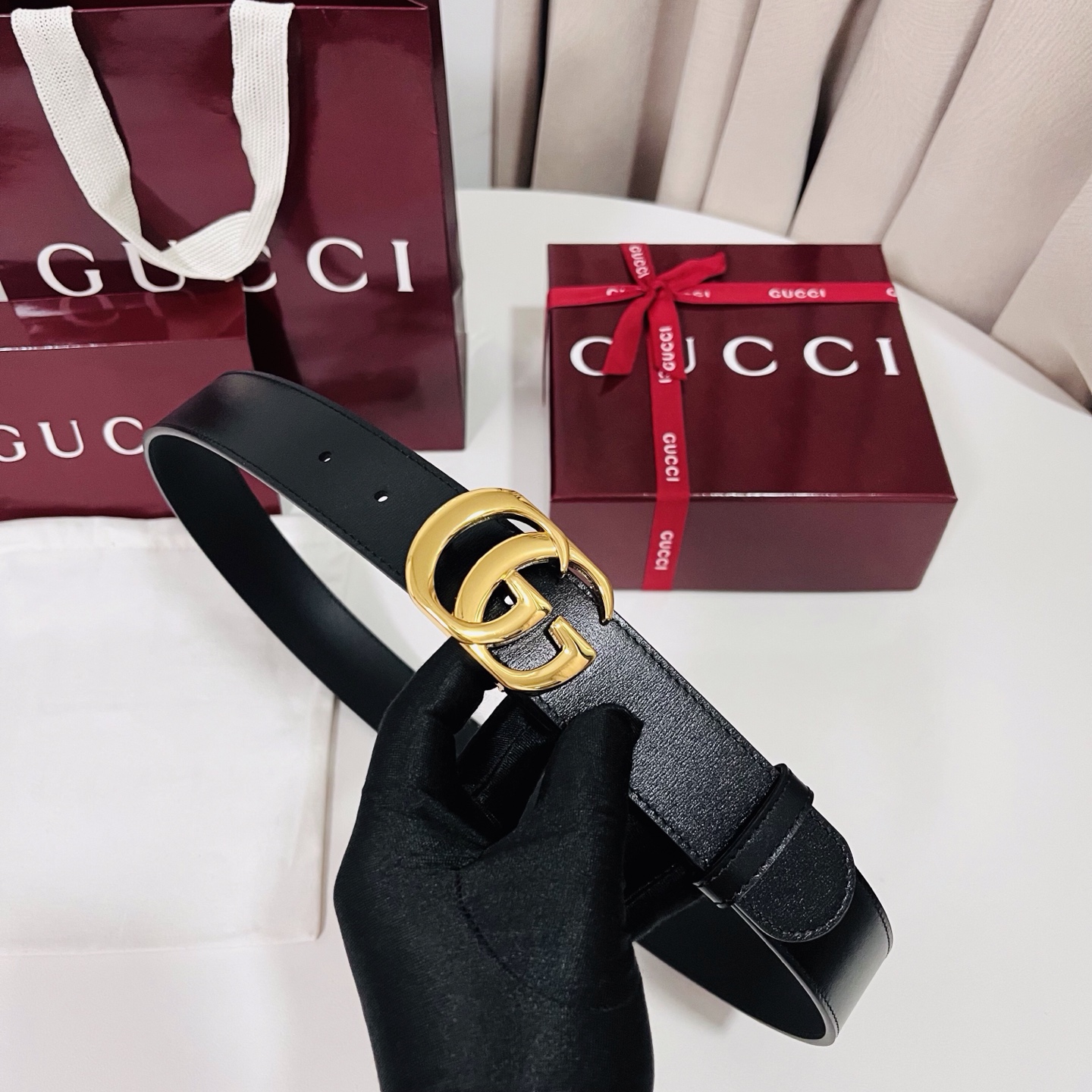 新款 Generation Gucci古驰世代系列深入探索品牌的典藏元素，将不同世代的设计融合为统一的美