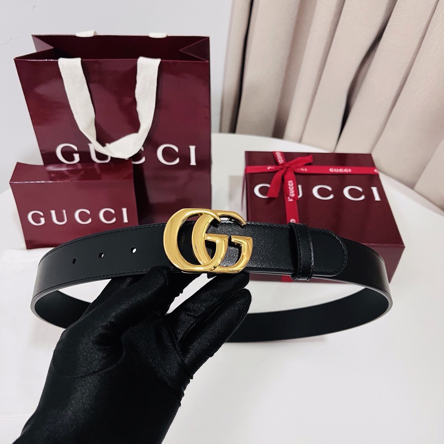 新款 Generation Gucci古驰世代系列深入探索品牌的典藏元素，将不同世代的设计融合为统一的美