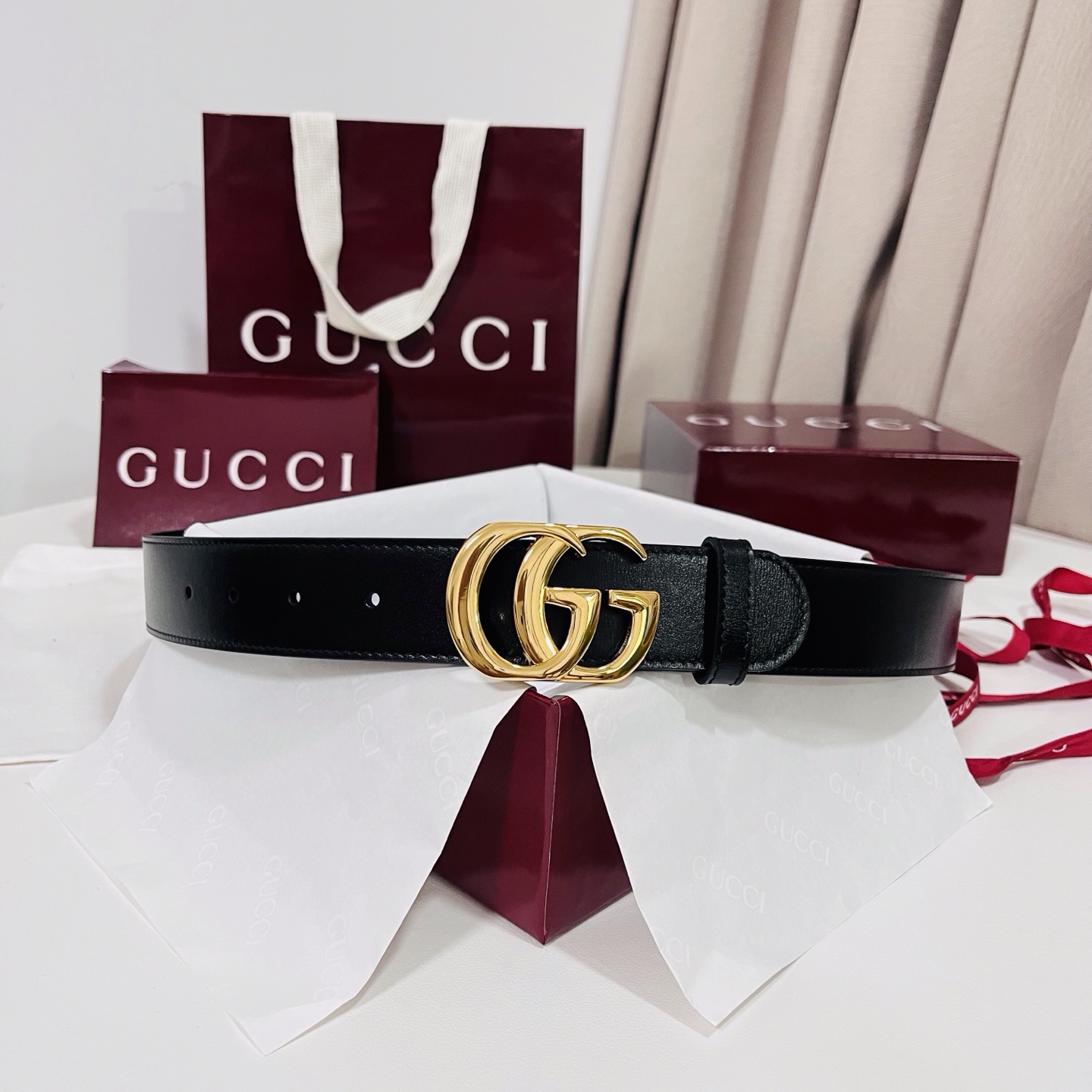 新款 Generation Gucci古驰世代系列深入探索品牌的典藏元素，将不同世代的设计融合为统一的美