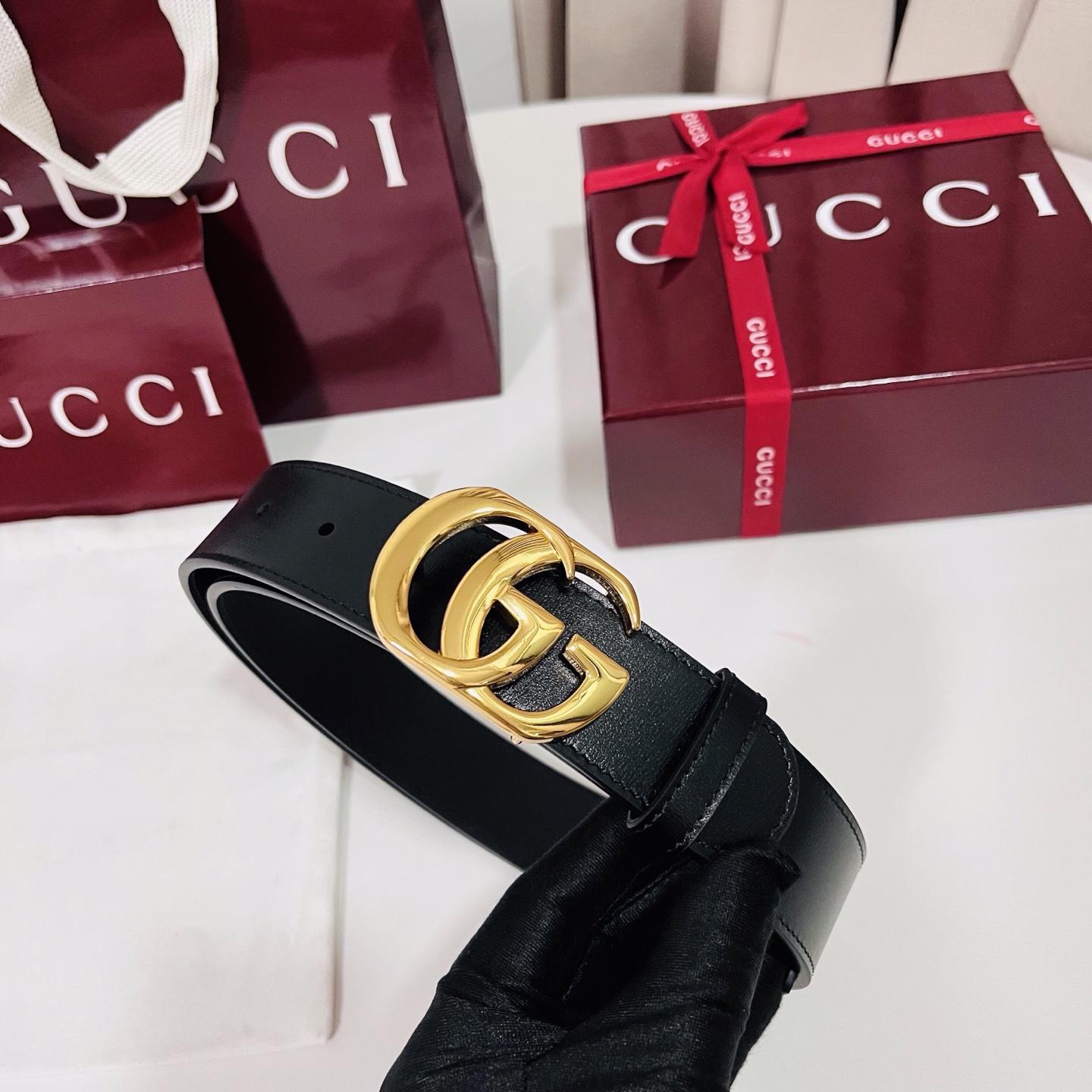 新款 Generation Gucci古驰世代系列深入探索品牌的典藏元素，将不同世代的设计融合为统一的美