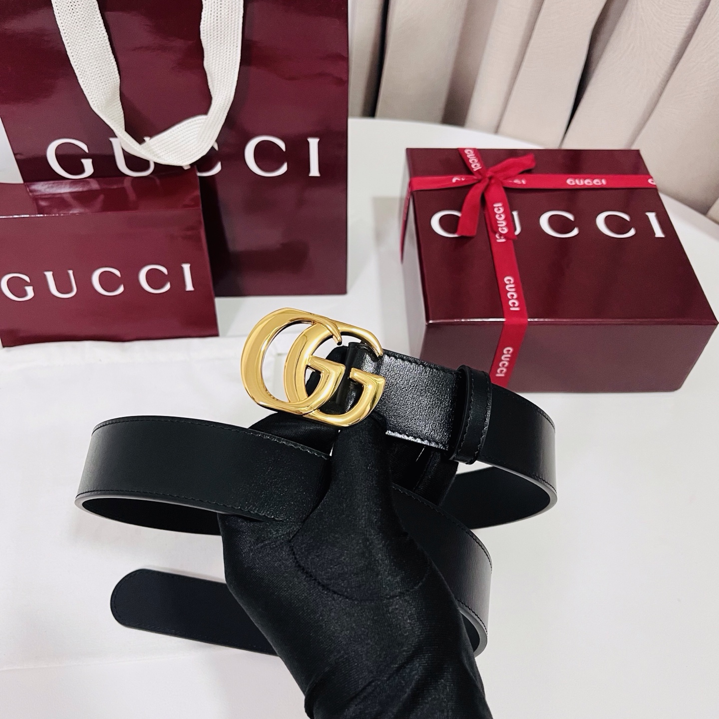 新款 Generation Gucci古驰世代系列深入探索品牌的典藏元素，将不同世代的设计融合为统一的美