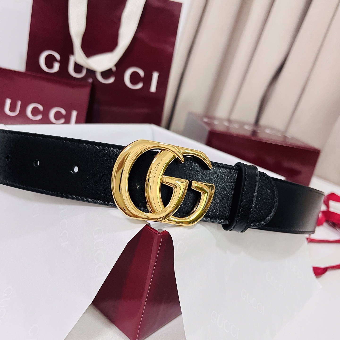 新款 Generation Gucci古驰世代系列深入探索品牌的典藏元素，将不同世代的设计融合为统一的美