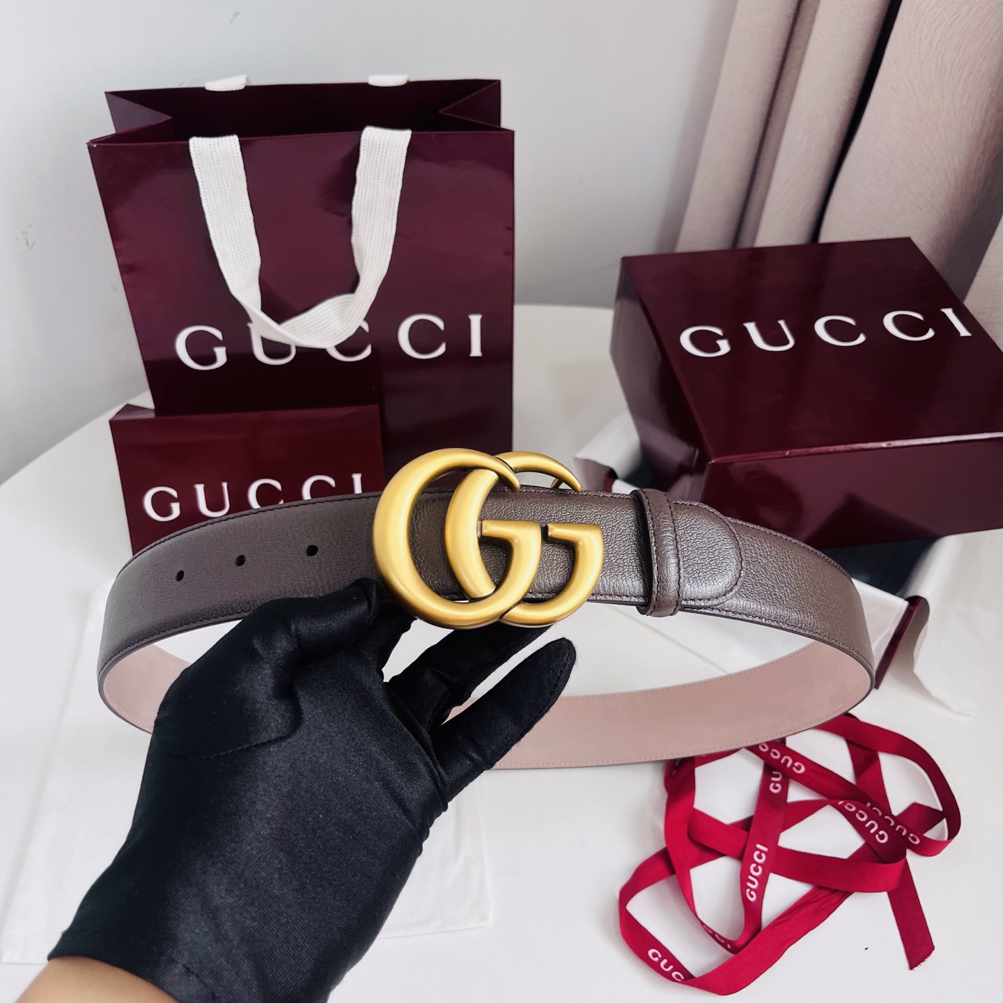新款 Generation Gucci深入探究了品牌的档案编码，并将不同世代的设计元素融合为一体，形成一种独特的美学叙事