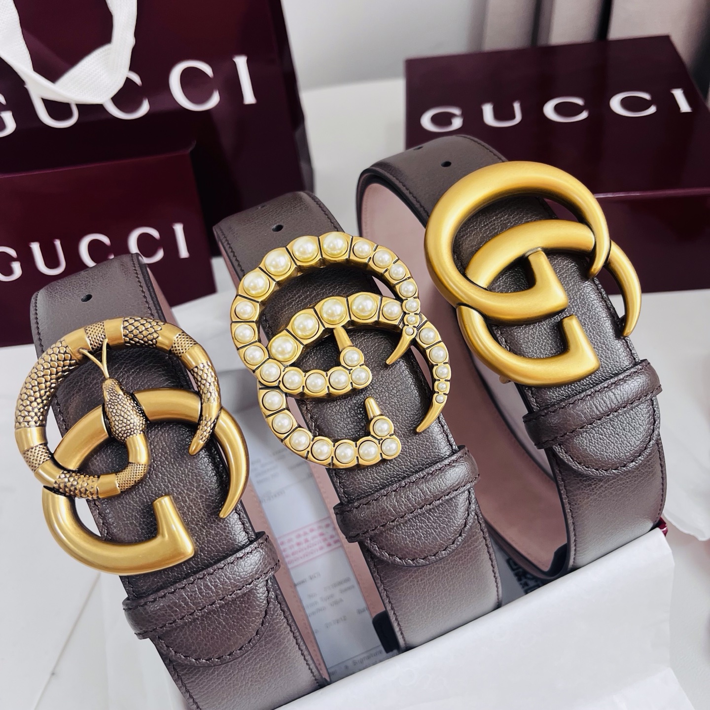 新款 Generation Gucci深入探究了品牌的档案编码，并将不同世代的设计元素融合为一体，形成一种独特的美学叙事