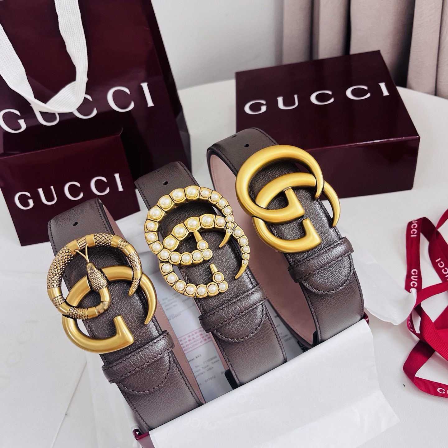 新款 Generation Gucci深入探究了品牌的档案编码，并将不同世代的设计元素融合为一体，形成一种独特的美学叙事