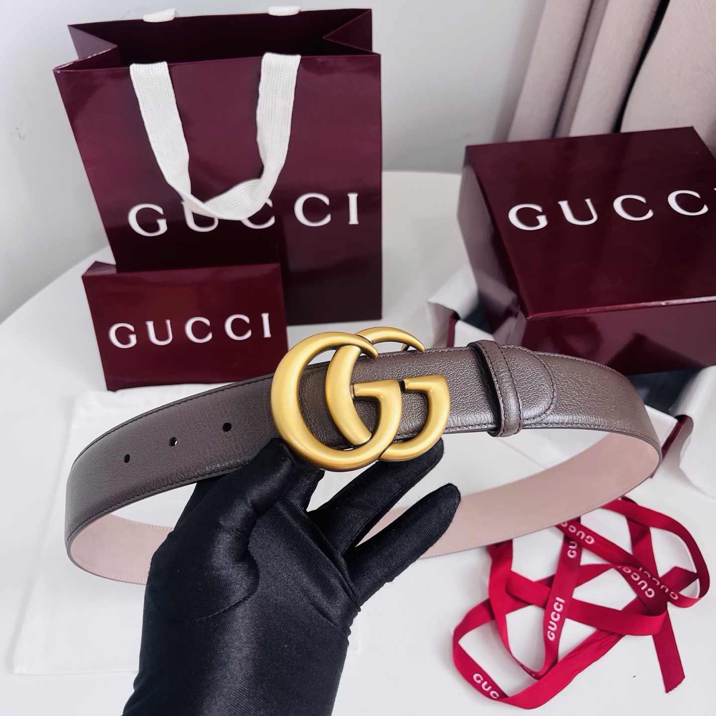 新款 Generation Gucci深入探究了品牌的档案编码，并将不同世代的设计元素融合为一体，形成一种独特的美学叙事