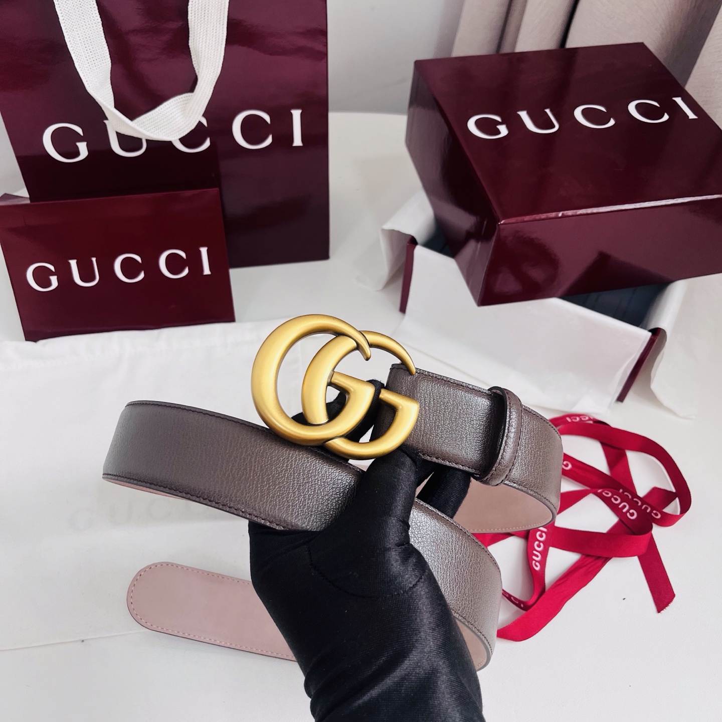 新款 Generation Gucci深入探究了品牌的档案编码,并将不同世代的设计元素融合为一体,形成一种独特的美学叙事 新款 Generation Gucci深入探究了品牌的档案编码,并将不同世代的设计元素融合为一体,形成一种独特的美学叙事