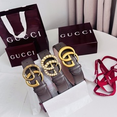 新款 Generation Gucci深入探究了品牌的档案编码,并将不同世代的设计元素融合为一体,形成一种独特的美学叙事 新款 Generation Gucci深入探究了品牌的档案编码,并将不同世代的设计元素融合为一体,形成一种独特的美学叙事