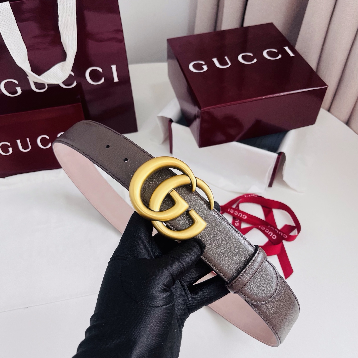 新款 Generation Gucci深入探究了品牌的档案编码，并将不同世代的设计元素融合为一体，形成一种独特的美学叙事