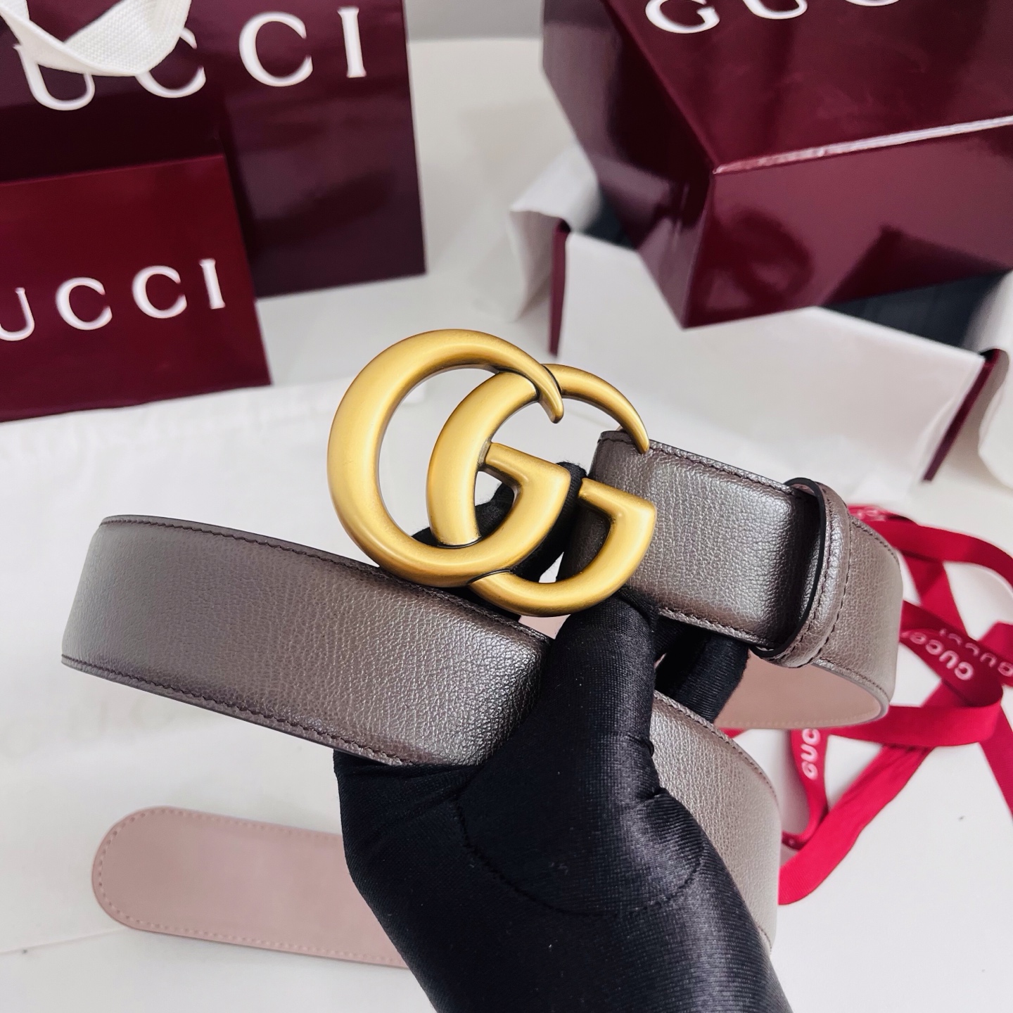 新款 Generation Gucci深入探究了品牌的档案编码，并将不同世代的设计元素融合为一体，形成一种独特的美学叙事
