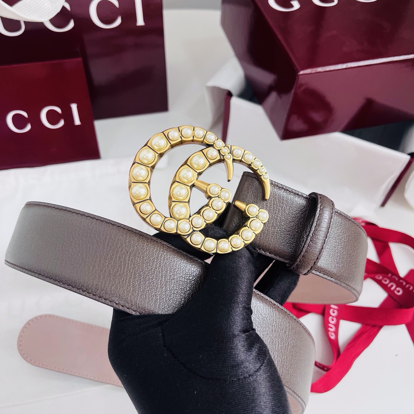 新款 Generation Gucci深入探究了品牌的档案编码，并将不同世代的设计元素融合为一体，形成一种独特的美学叙事