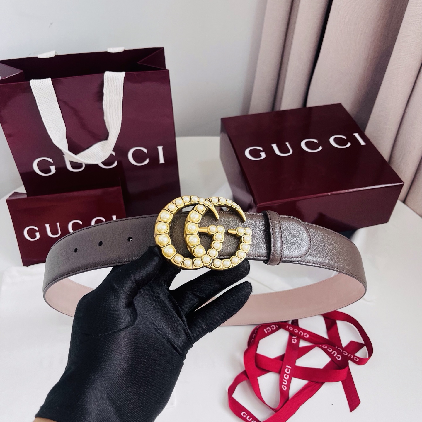 新款 Generation Gucci深入探究了品牌的档案编码，并将不同世代的设计元素融合为一体，形成一种独特的美学叙事