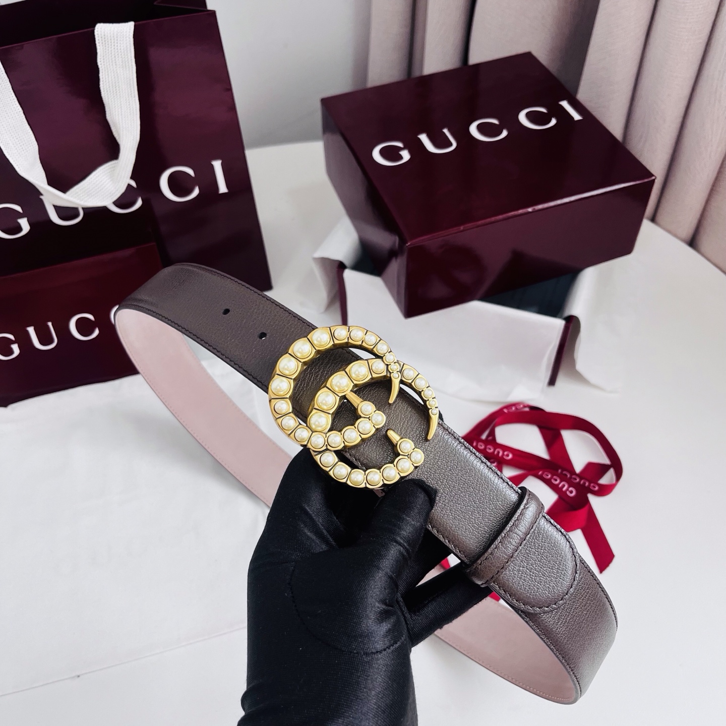新款 Generation Gucci深入探究了品牌的档案编码，并将不同世代的设计元素融合为一体，形成一种独特的美学叙事