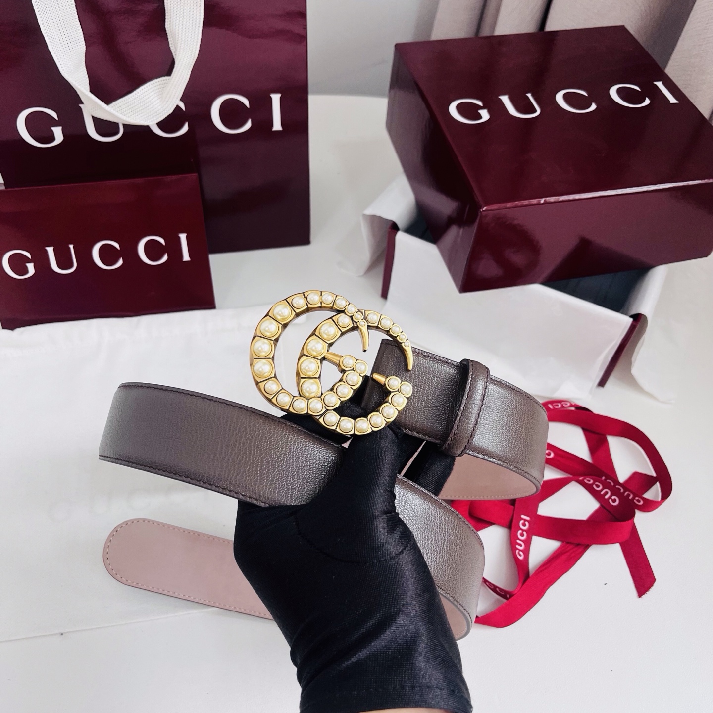 新款 Generation Gucci深入探究了品牌的档案编码,并将不同世代的设计元素融合为一体,形成一种独特的美学叙事 新款 Generation Gucci深入探究了品牌的档案编码,并将不同世代的设计元素融合为一体,形成一种独特的美学叙事