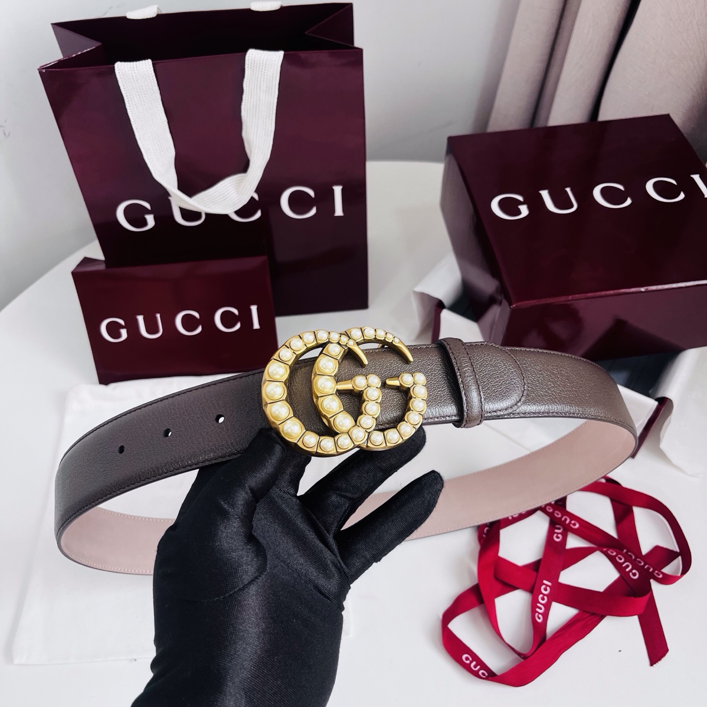 新款 Generation Gucci深入探究了品牌的档案编码，并将不同世代的设计元素融合为一体，形成一种独特的美学叙事