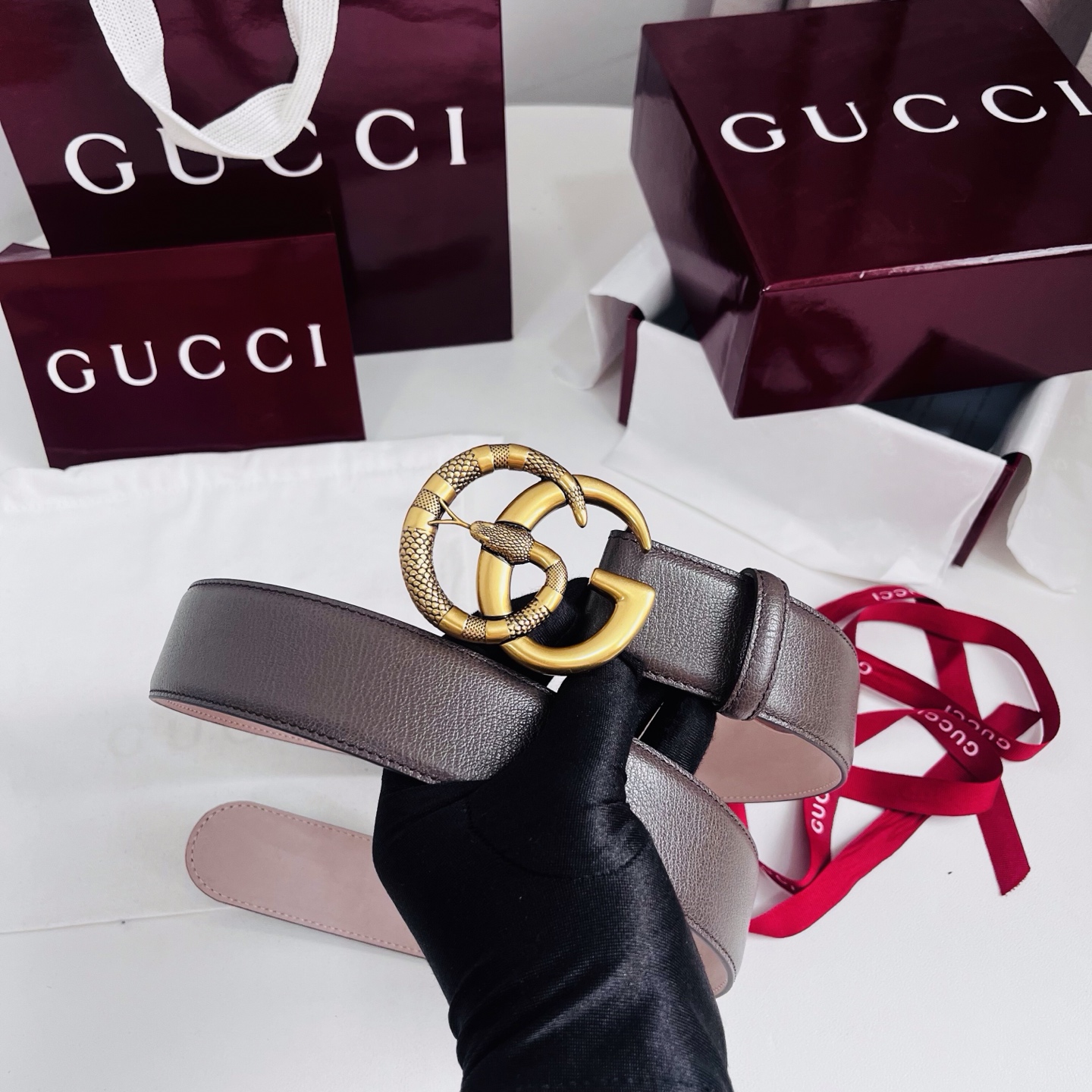 新款 Generation Gucci深入探究了品牌的档案编码,并将不同世代的设计元素融合为一体,形成一种独特的美学叙事 新款 Generation Gucci深入探究了品牌的档案编码,并将不同世代的设计元素融合为一体,形成一种独特的美学叙事