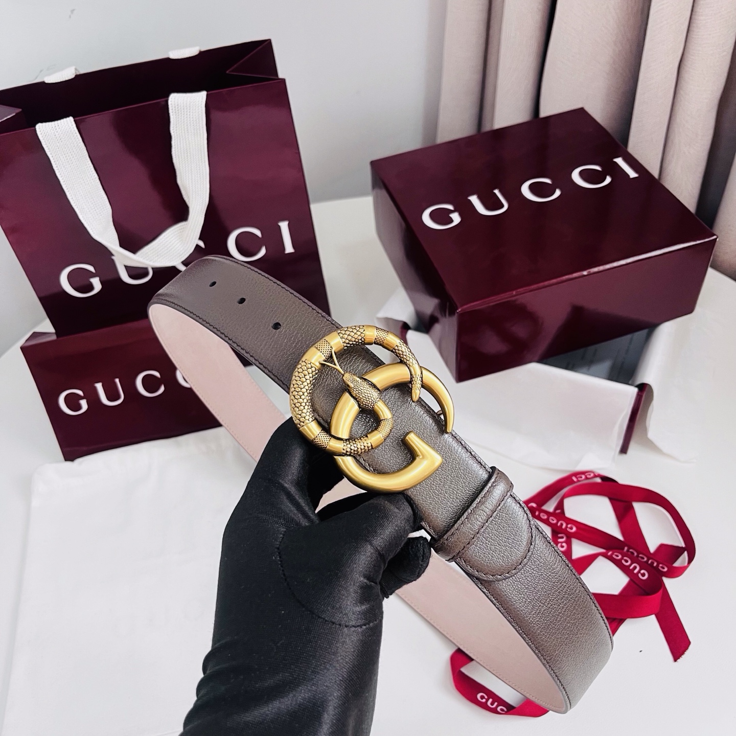 新款 Generation Gucci深入探究了品牌的档案编码，并将不同世代的设计元素融合为一体，形成一种独特的美学叙事