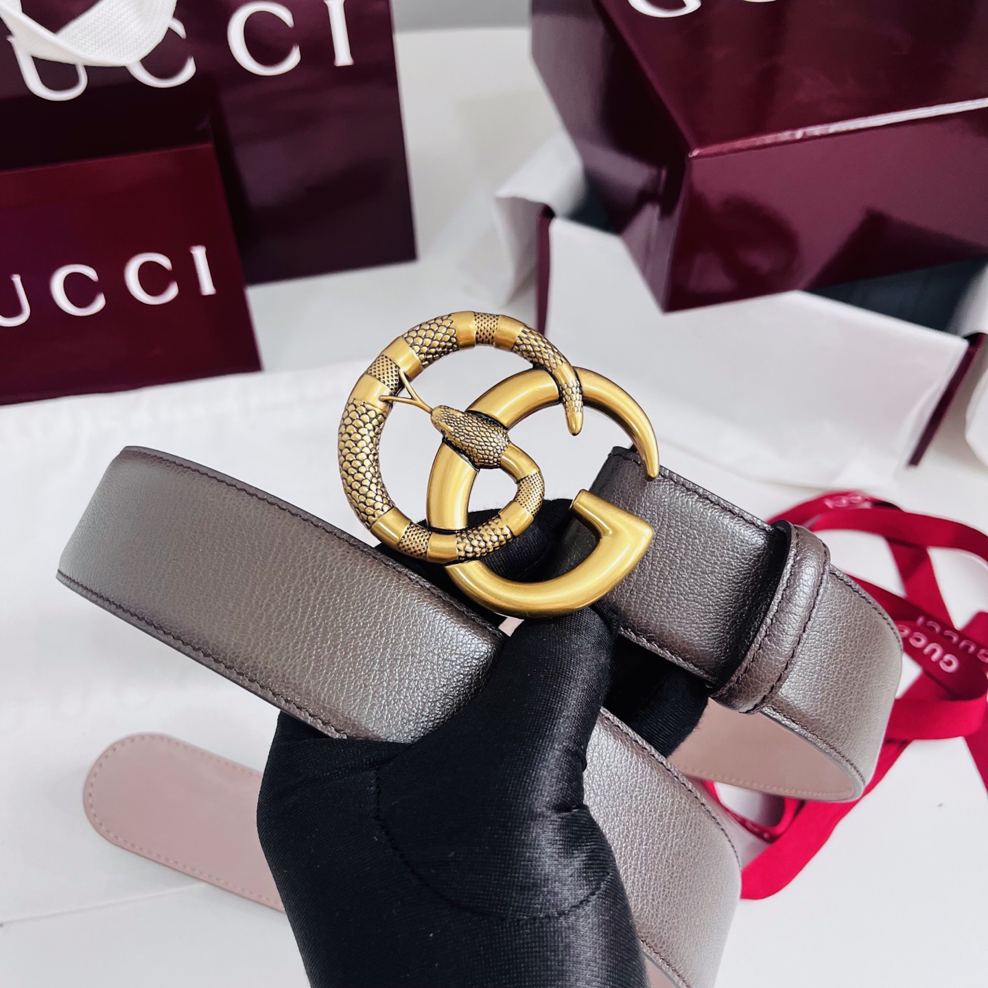 新款 Generation Gucci深入探究了品牌的档案编码，并将不同世代的设计元素融合为一体，形成一种独特的美学叙事
