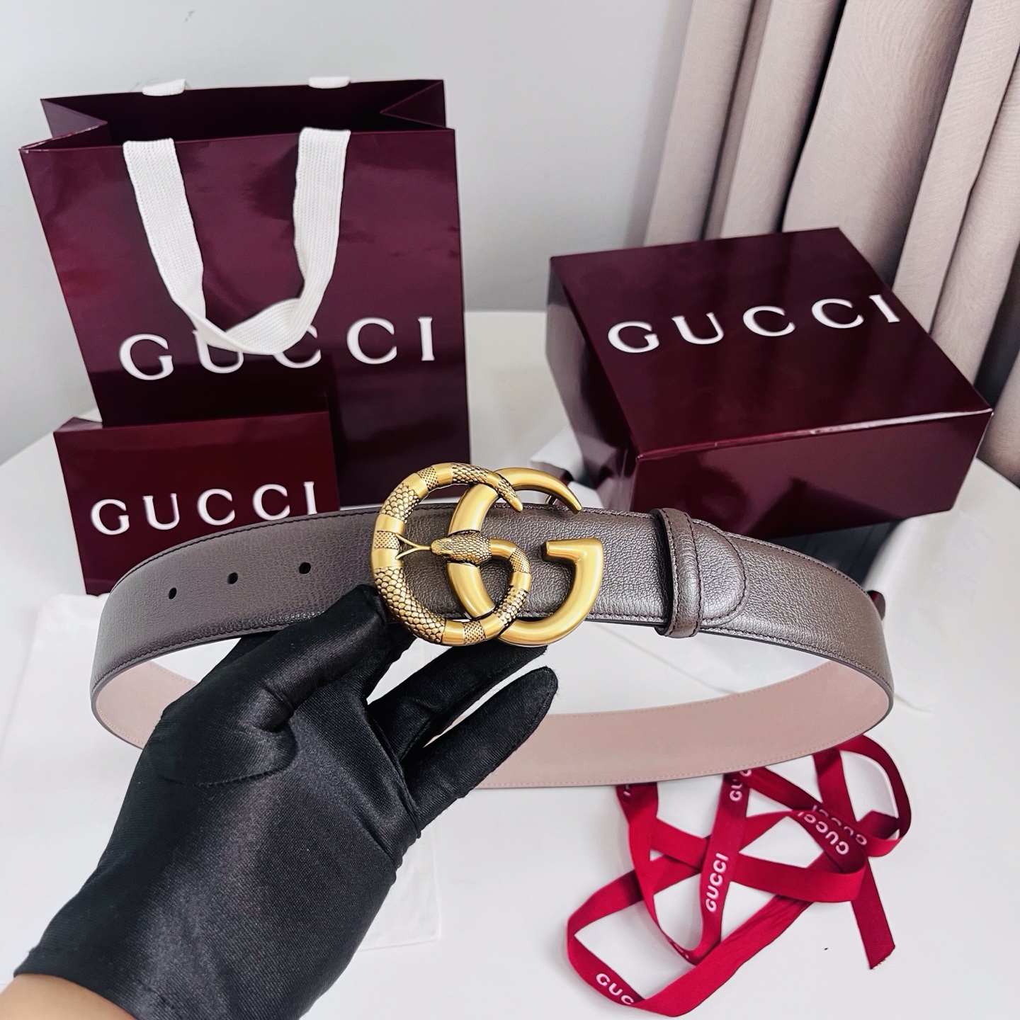 新款 Generation Gucci深入探究了品牌的档案编码，并将不同世代的设计元素融合为一体，形成一种独特的美学叙事