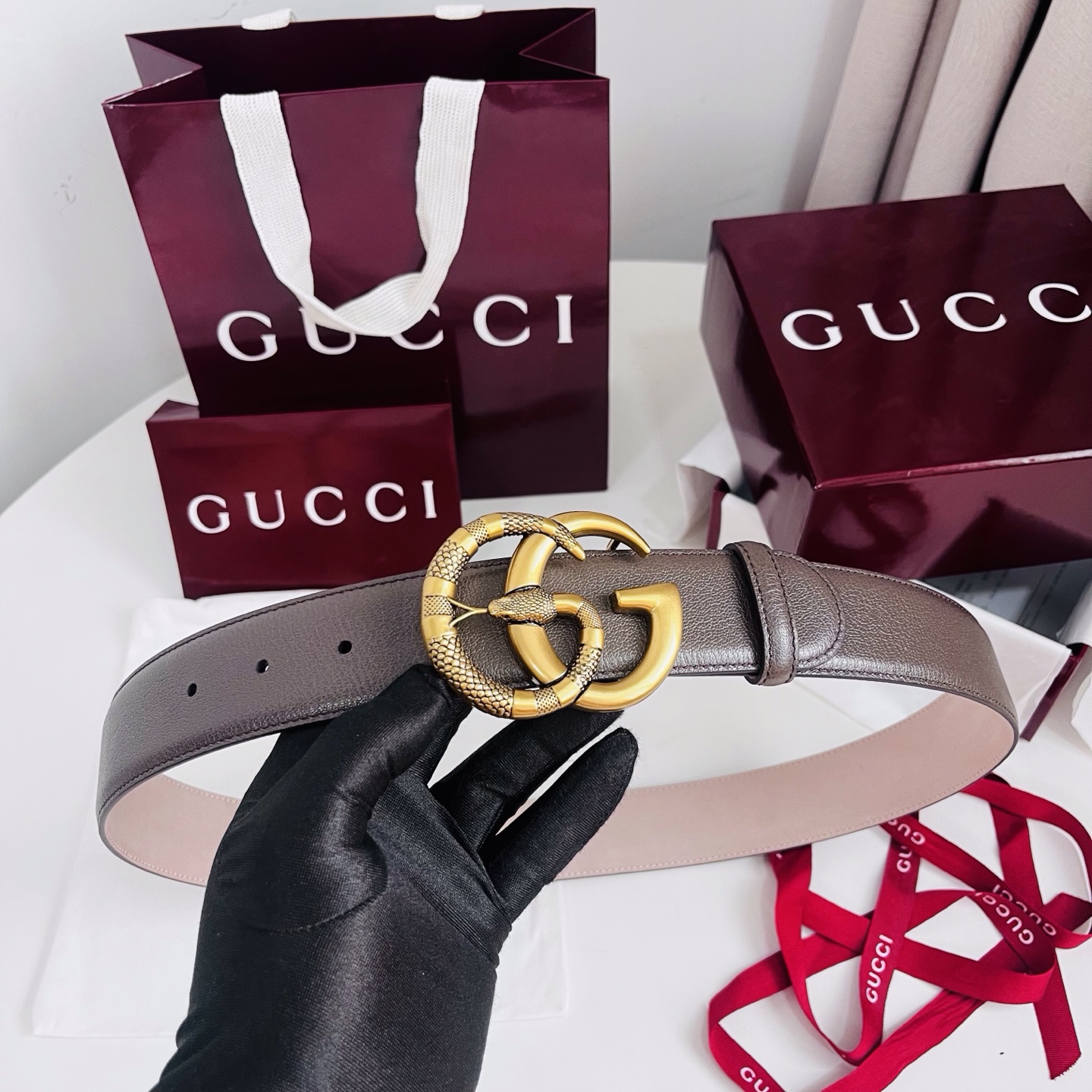 新款 Generation Gucci深入探究了品牌的档案编码，并将不同世代的设计元素融合为一体，形成一种独特的美学叙事