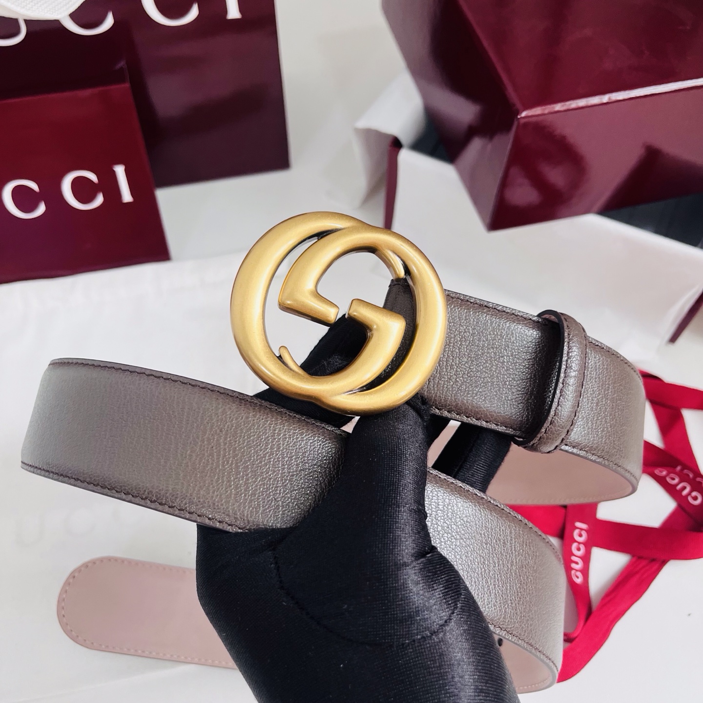 新款 Generation Gucci深入探究了品牌的档案编码，并将不同世代的设计元素融合为一体，形成一种独特的美学叙事