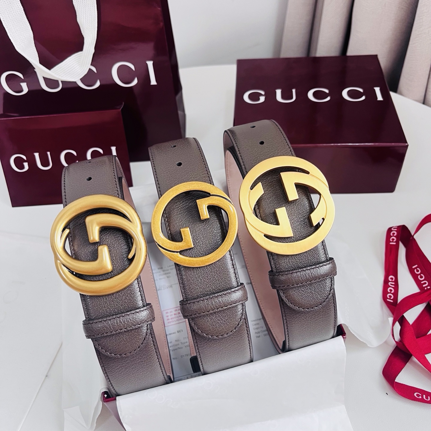 新款 Generation Gucci深入探究了品牌的档案编码，并将不同世代的设计元素融合为一体，形成一种独特的美学叙事