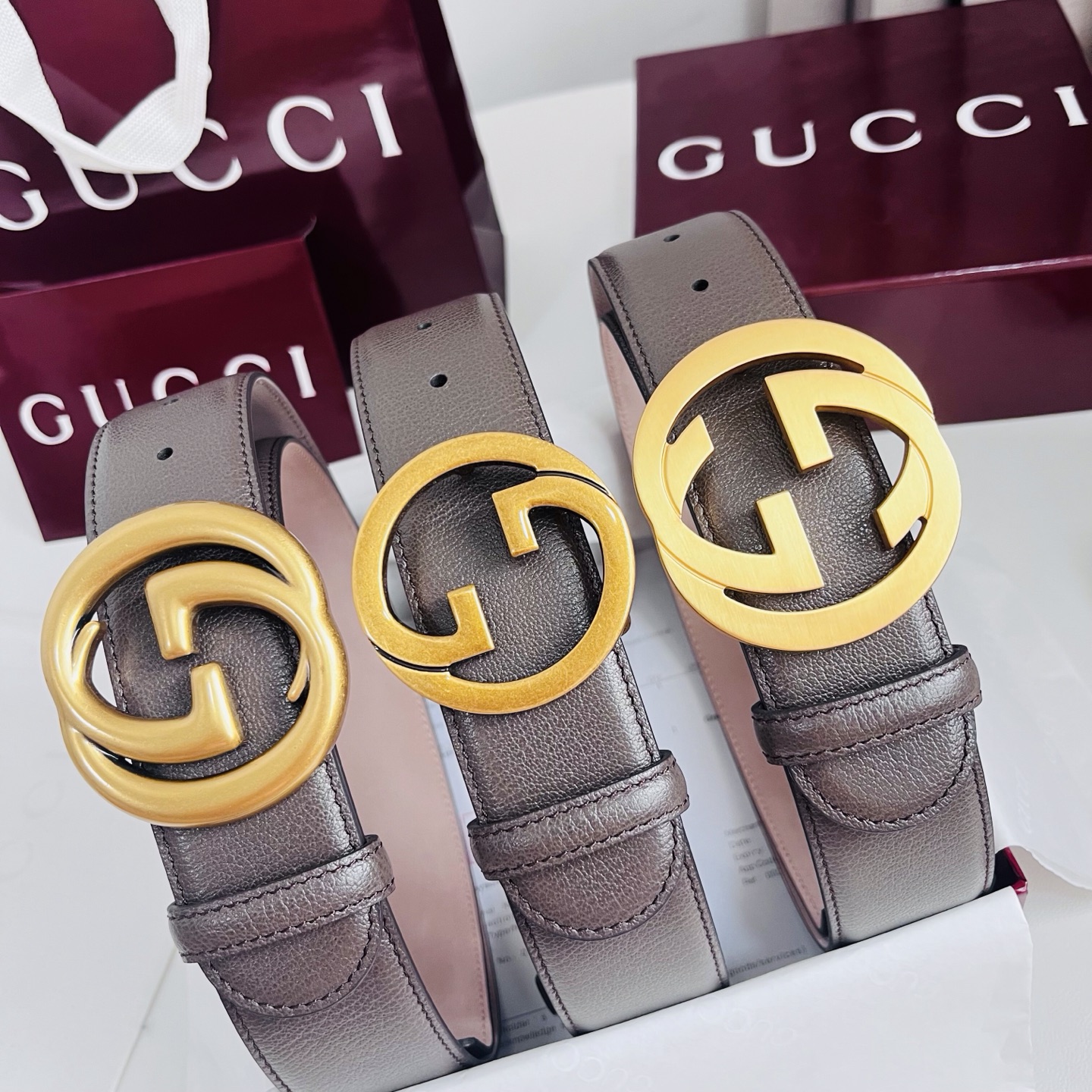 新款 Generation Gucci深入探究了品牌的档案编码，并将不同世代的设计元素融合为一体，形成一种独特的美学叙事