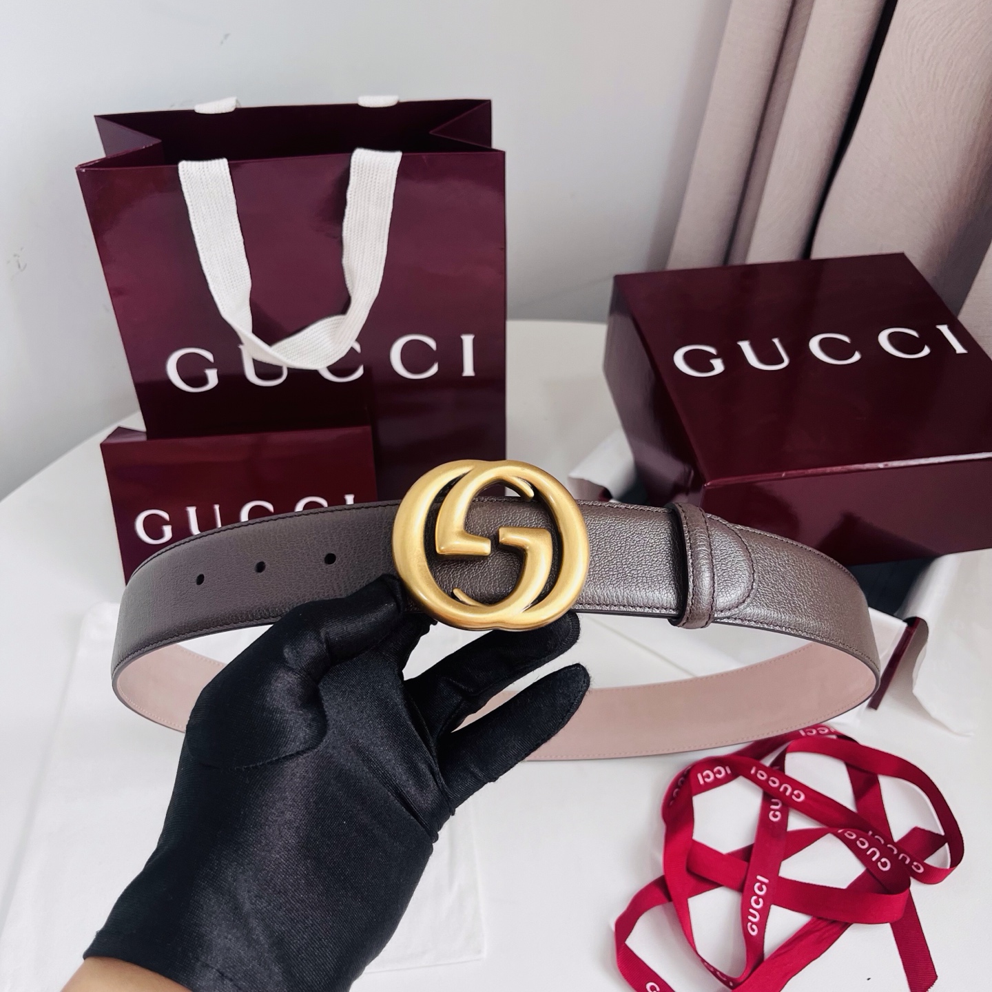 新款 Generation Gucci深入探究了品牌的档案编码，并将不同世代的设计元素融合为一体，形成一种独特的美学叙事