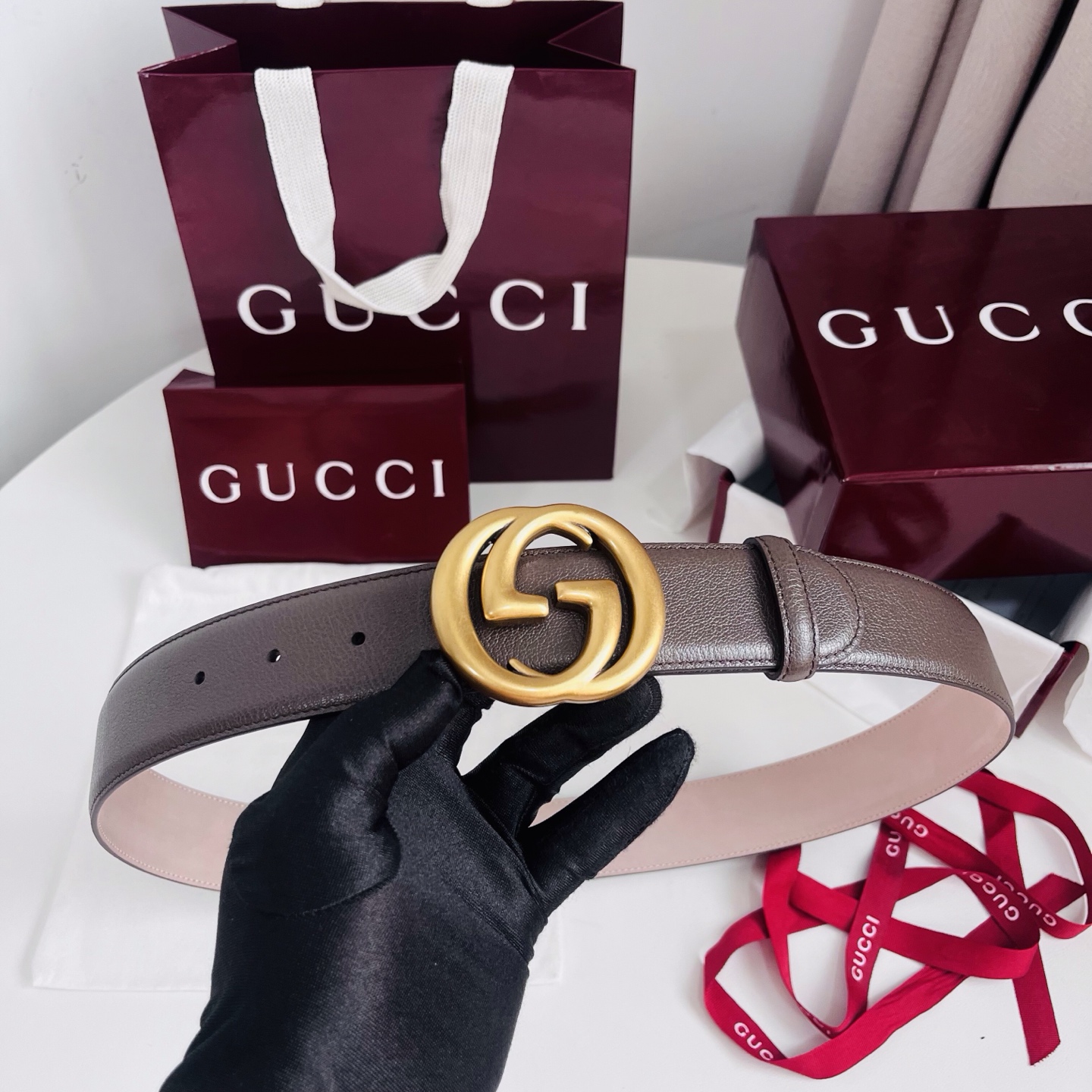 新款 Generation Gucci深入探究了品牌的档案编码，并将不同世代的设计元素融合为一体，形成一种独特的美学叙事
