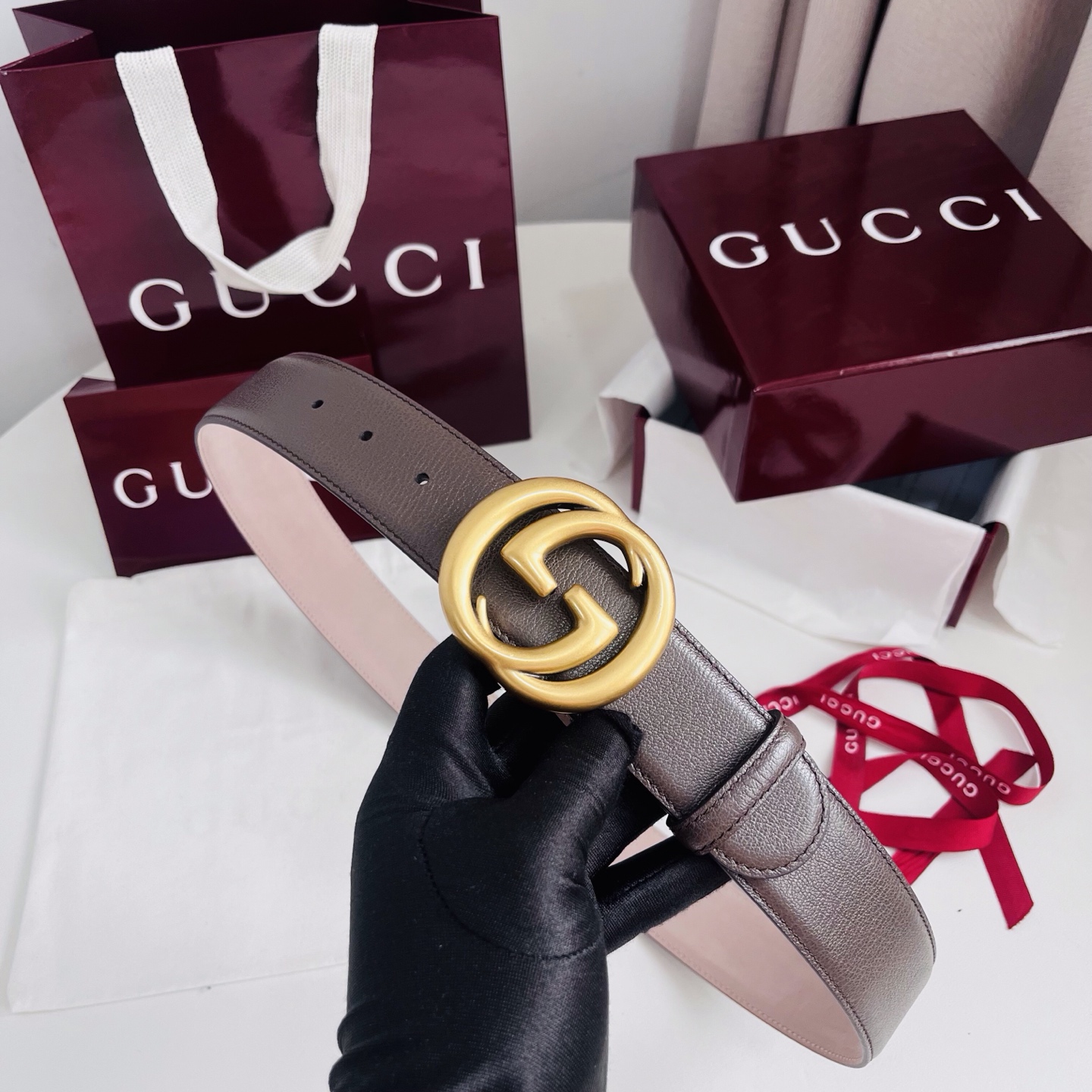 新款 Generation Gucci深入探究了品牌的档案编码，并将不同世代的设计元素融合为一体，形成一种独特的美学叙事