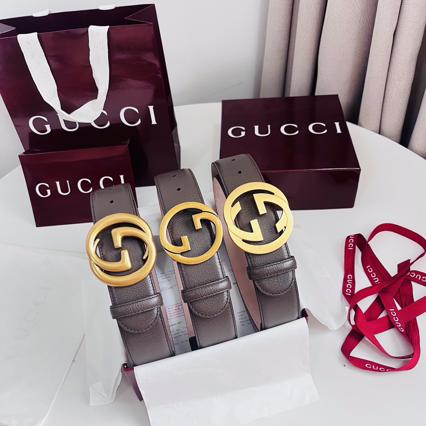 新款 Generation Gucci深入探究了品牌的档案编码，并将不同世代的设计元素融合为一体，形成一种独特的美学叙事