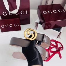 新款 Generation Gucci深入探究了品牌的档案编码,并将不同世代的设计元素融合为一体,形成一种独特的美学叙事 新款 Generation Gucci深入探究了品牌的档案编码,并将不同世代的设计元素融合为一体,形成一种独特的美学叙事