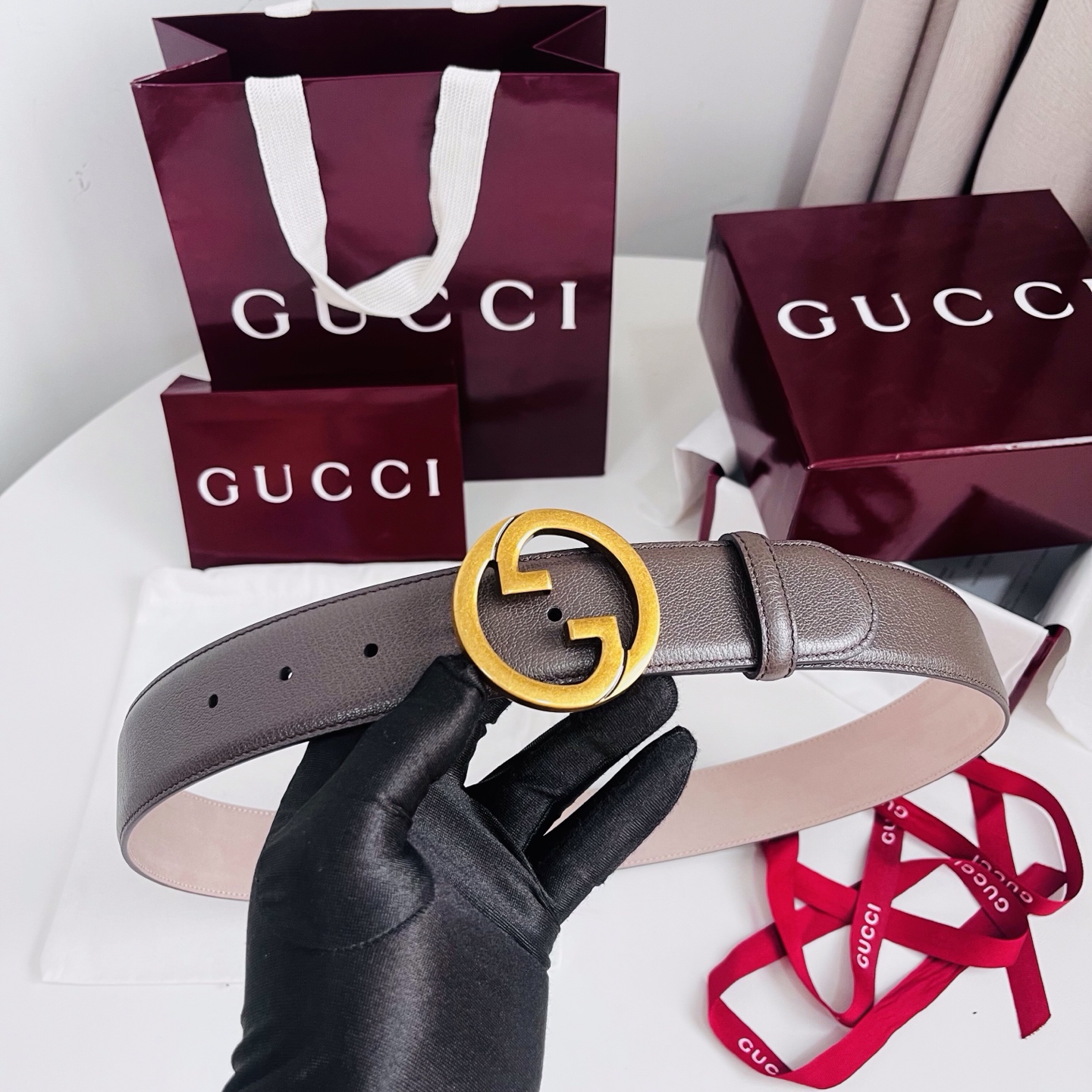 新款 Generation Gucci深入探究了品牌的档案编码，并将不同世代的设计元素融合为一体，形成一种独特的美学叙事