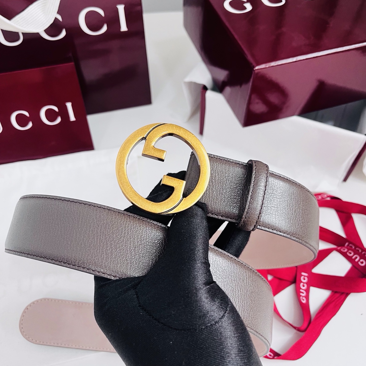 新款 Generation Gucci深入探究了品牌的档案编码，并将不同世代的设计元素融合为一体，形成一种独特的美学叙事